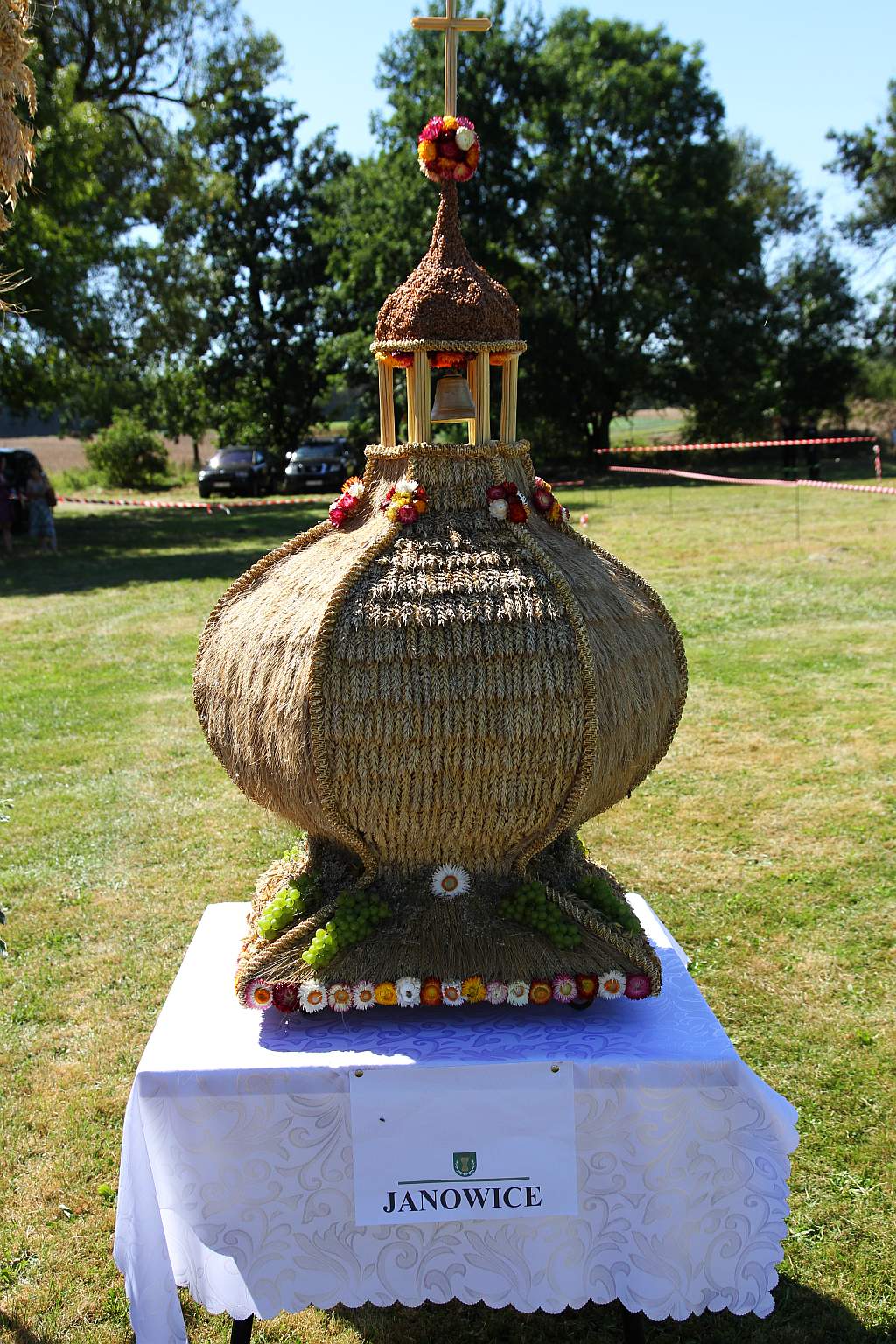 Mieszkańcy gminy Ruja bawią sie na dożynkach w Tyńcu