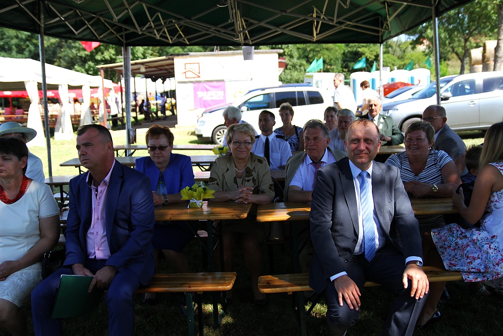 Mieszkańcy gminy Ruja bawią sie na dożynkach w Tyńcu