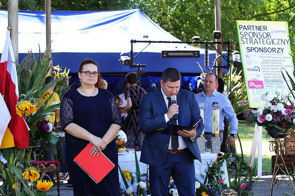 Mieszkańcy gminy Ruja bawią sie na dożynkach w Tyńcu