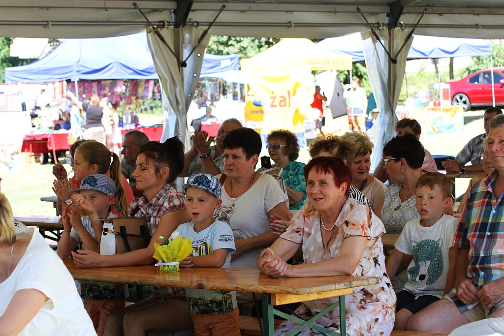 Mieszkańcy gminy Ruja bawią sie na dożynkach w Tyńcu