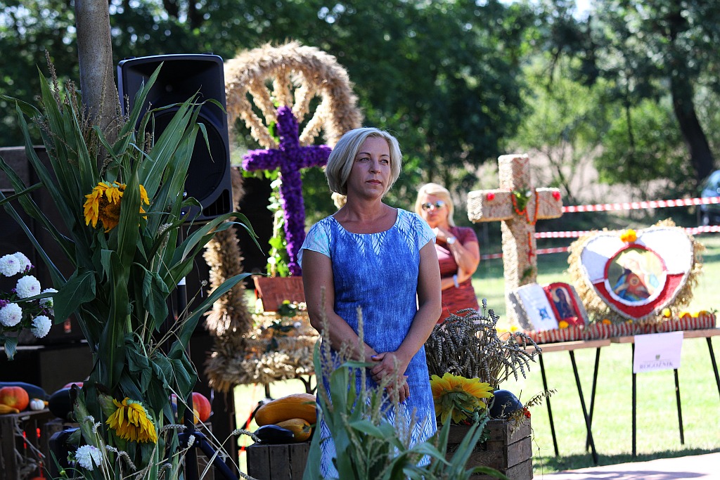Mieszkańcy gminy Ruja bawią sie na dożynkach w Tyńcu