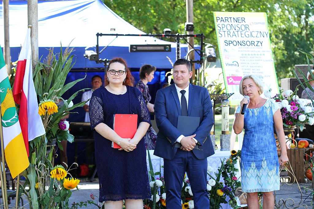 Mieszkańcy gminy Ruja bawią sie na dożynkach w Tyńcu