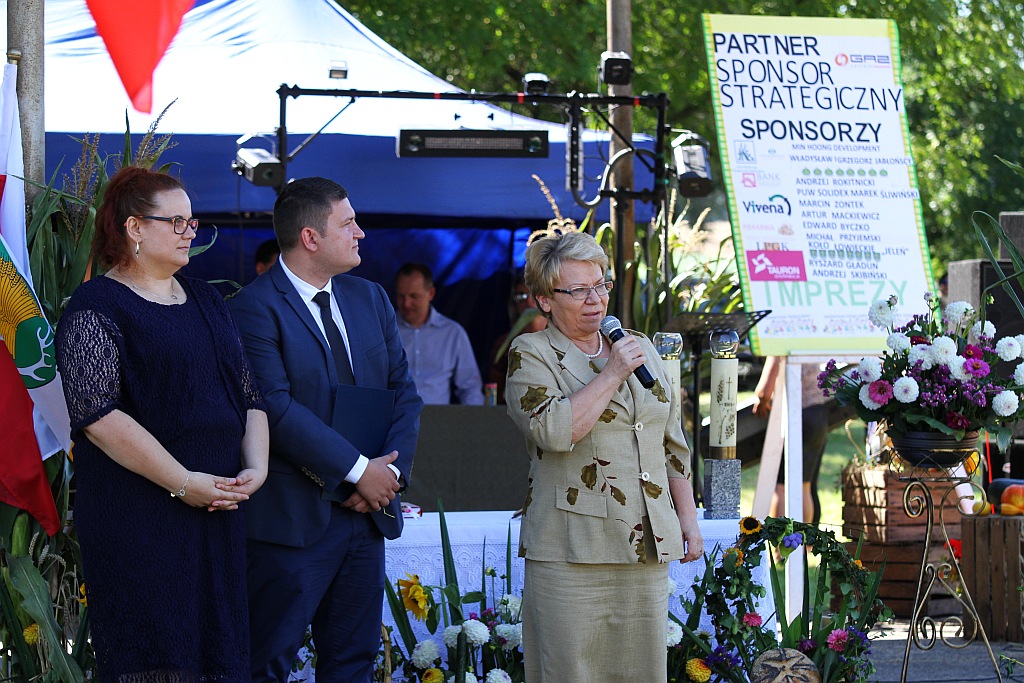 Mieszkańcy gminy Ruja bawią sie na dożynkach w Tyńcu