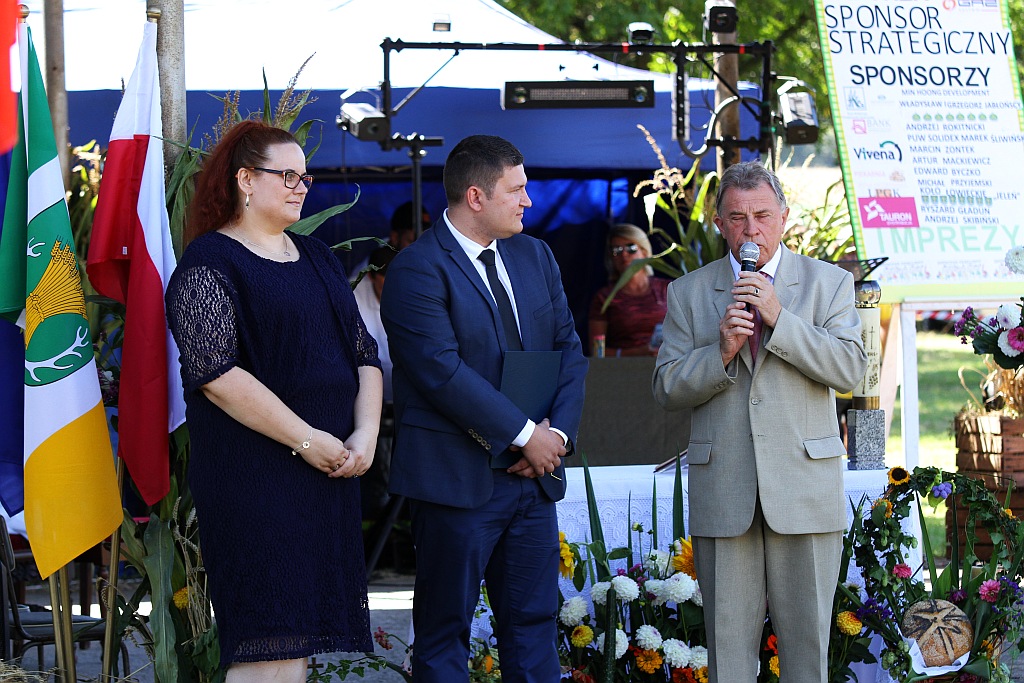 Mieszkańcy gminy Ruja bawią sie na dożynkach w Tyńcu