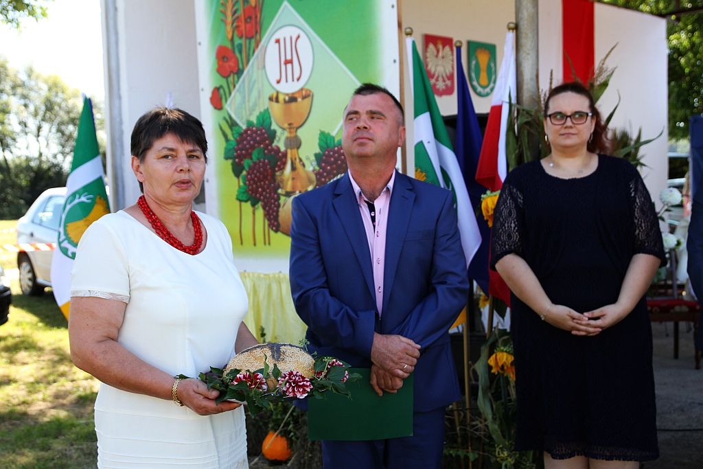 Mieszkańcy gminy Ruja bawią sie na dożynkach w Tyńcu