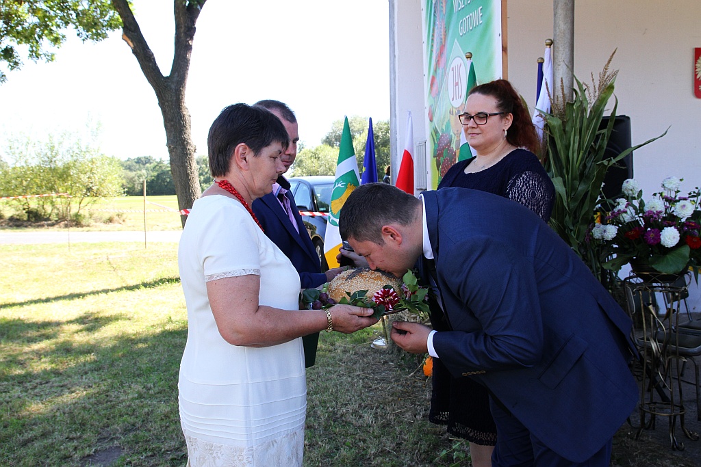 Mieszkańcy gminy Ruja bawią sie na dożynkach w Tyńcu