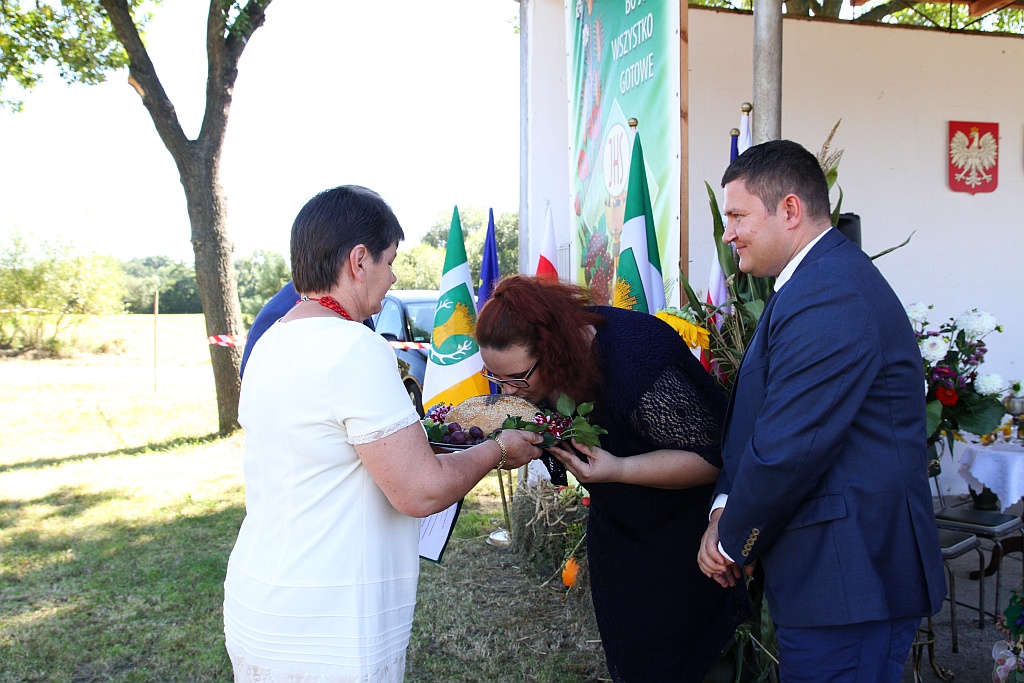 Mieszkańcy gminy Ruja bawią sie na dożynkach w Tyńcu