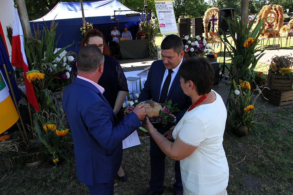 Mieszkańcy gminy Ruja bawią sie na dożynkach w Tyńcu