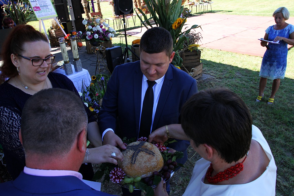Mieszkańcy gminy Ruja bawią sie na dożynkach w Tyńcu