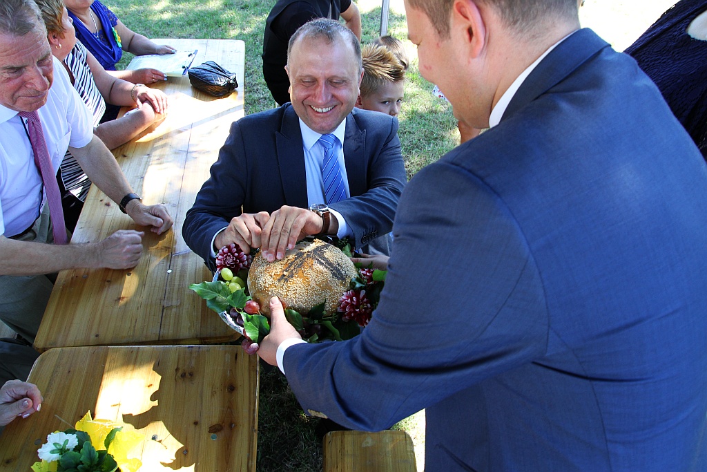 Mieszkańcy gminy Ruja bawią sie na dożynkach w Tyńcu