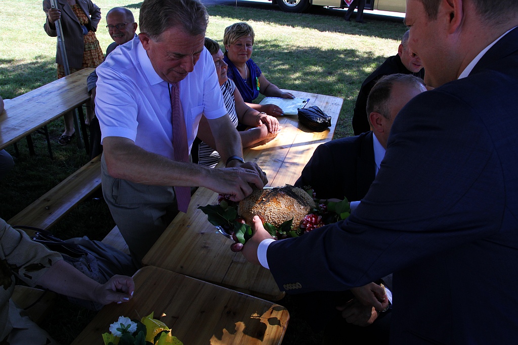 Mieszkańcy gminy Ruja bawią sie na dożynkach w Tyńcu
