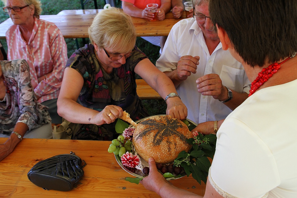 Mieszkańcy gminy Ruja bawią sie na dożynkach w Tyńcu