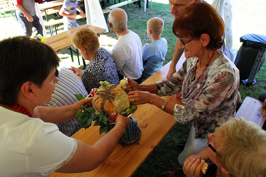 Mieszkańcy gminy Ruja bawią sie na dożynkach w Tyńcu