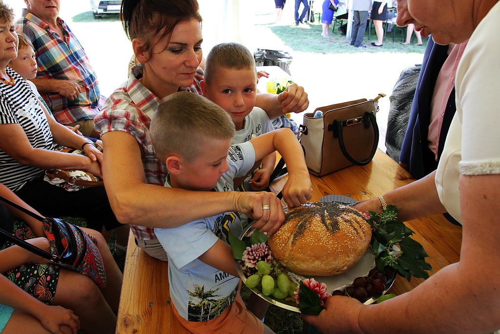 Mieszkańcy gminy Ruja bawią sie na dożynkach w Tyńcu