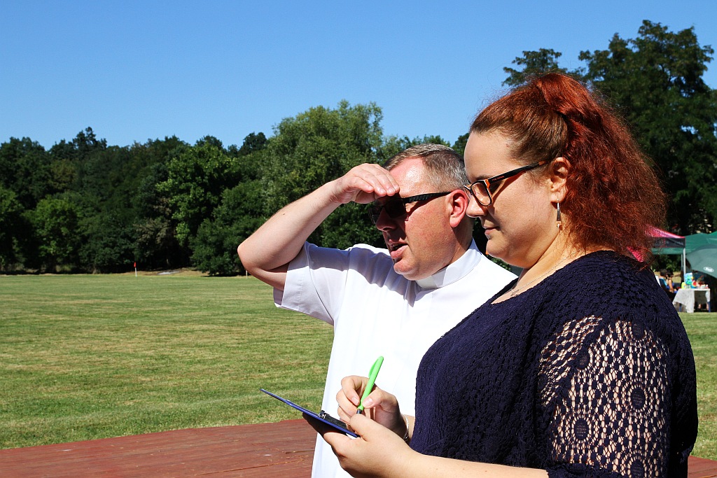 Mieszkańcy gminy Ruja bawią sie na dożynkach w Tyńcu