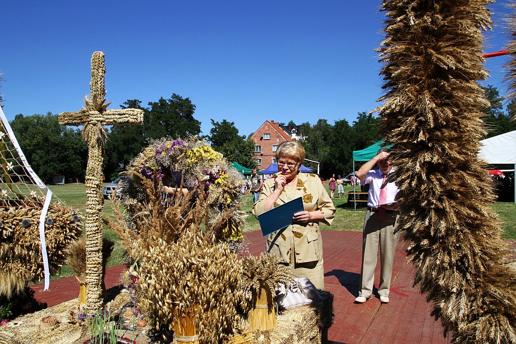 Mieszkańcy gminy Ruja bawią sie na dożynkach w Tyńcu