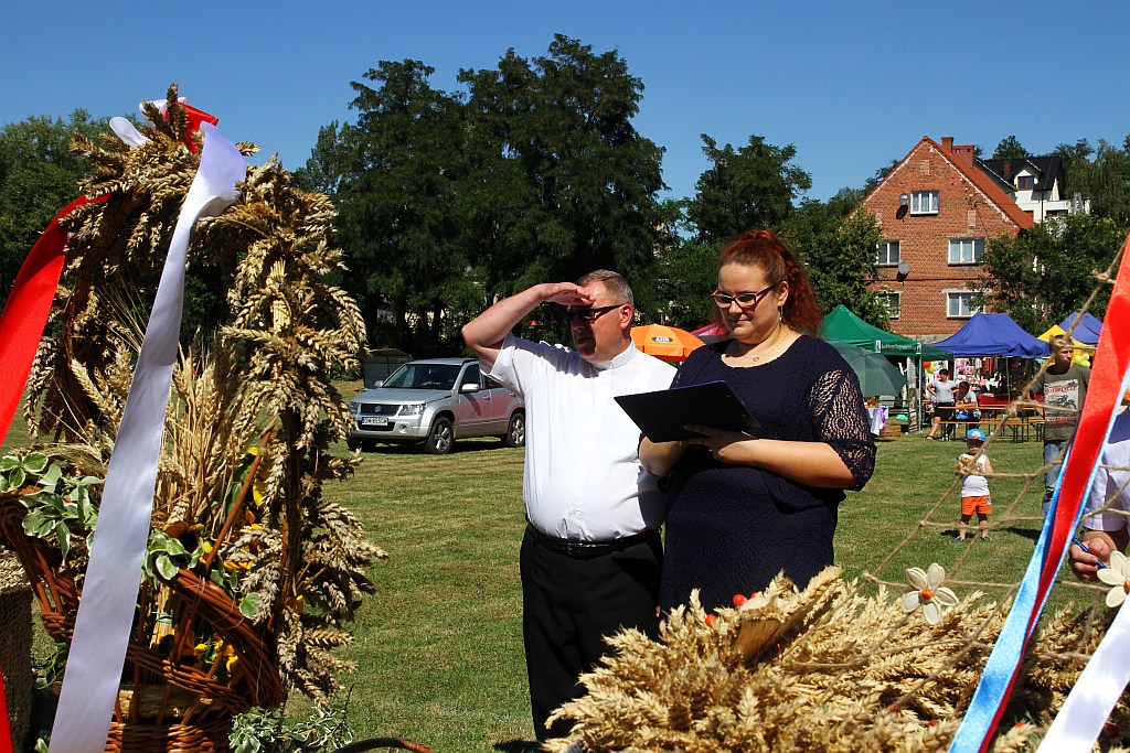 Mieszkańcy gminy Ruja bawią sie na dożynkach w Tyńcu