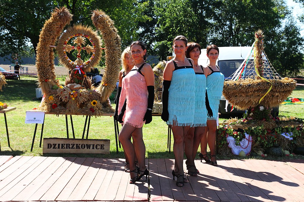 Mieszkańcy gminy Ruja bawią sie na dożynkach w Tyńcu