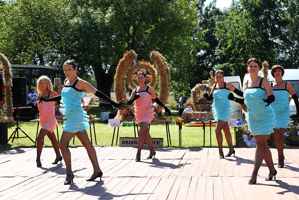 Mieszkańcy gminy Ruja bawią sie na dożynkach w Tyńcu