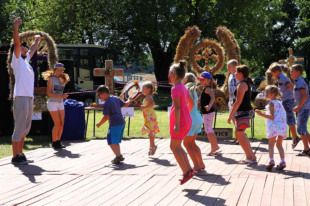Mieszkańcy gminy Ruja bawią sie na dożynkach w Tyńcu