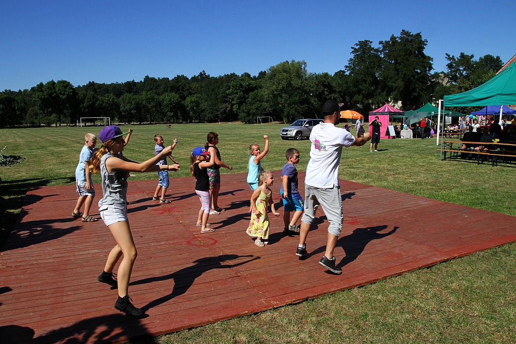 Mieszkańcy gminy Ruja bawią sie na dożynkach w Tyńcu