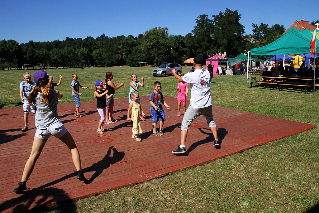 Mieszkańcy gminy Ruja bawią sie na dożynkach w Tyńcu