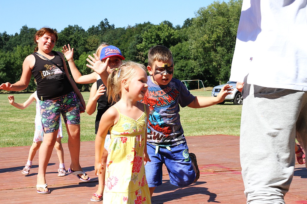Mieszkańcy gminy Ruja bawią sie na dożynkach w Tyńcu