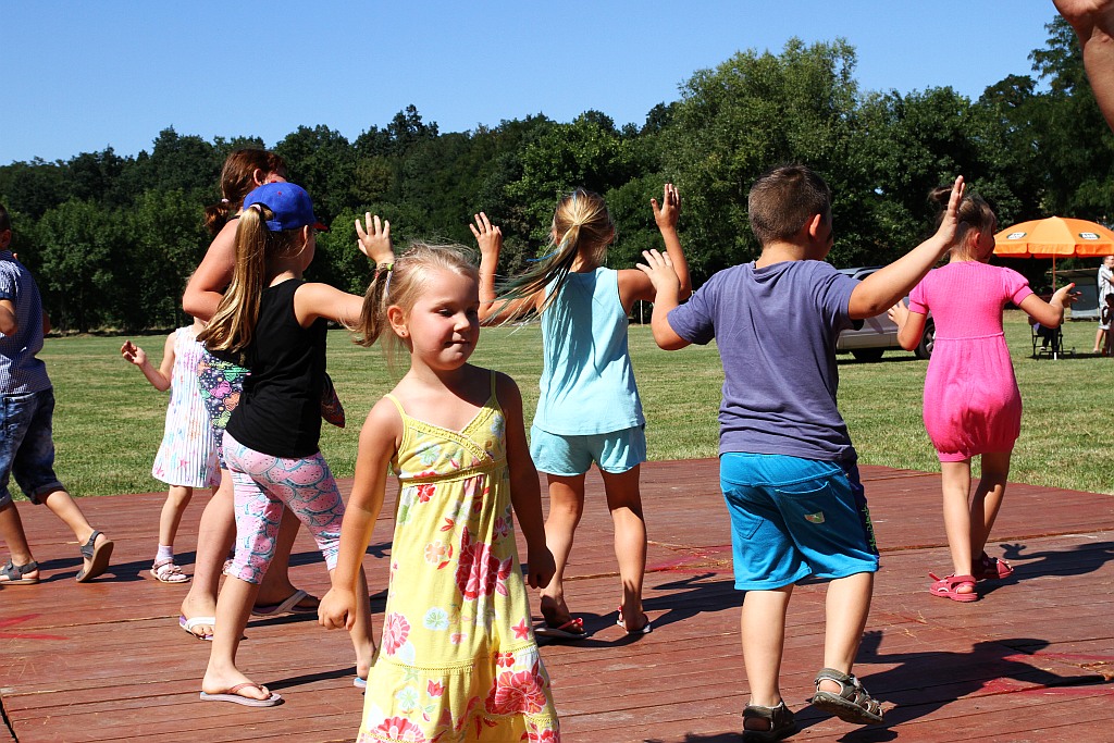 Mieszkańcy gminy Ruja bawią sie na dożynkach w Tyńcu