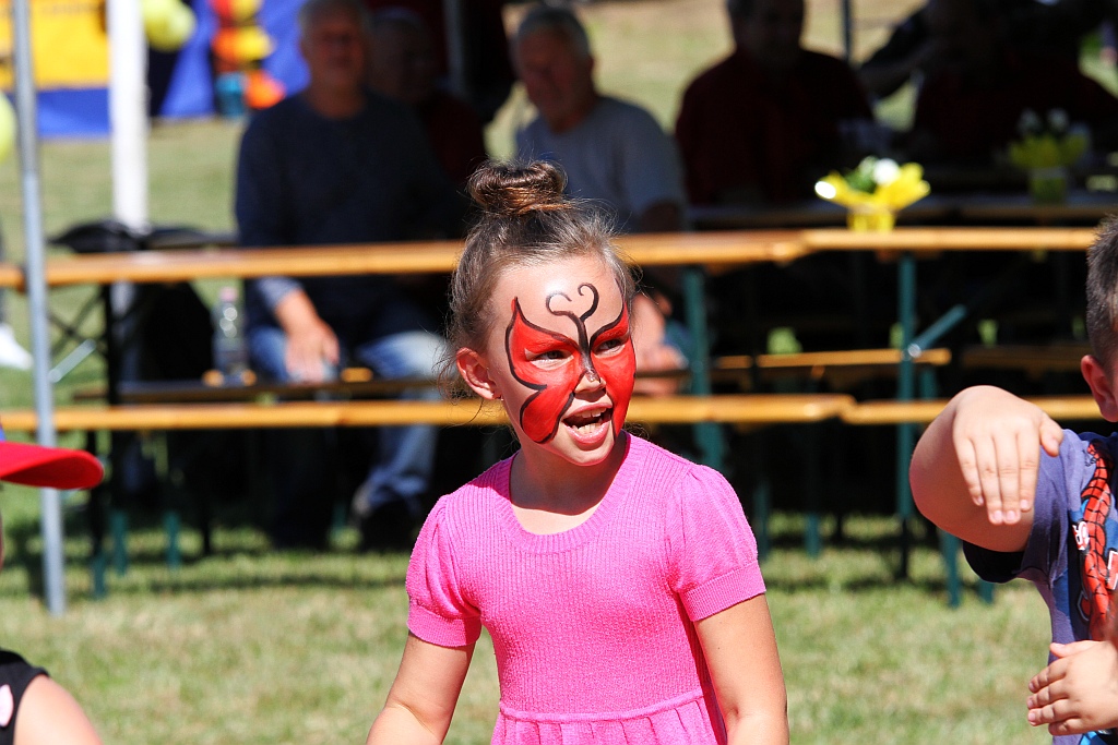 Mieszkańcy gminy Ruja bawią sie na dożynkach w Tyńcu