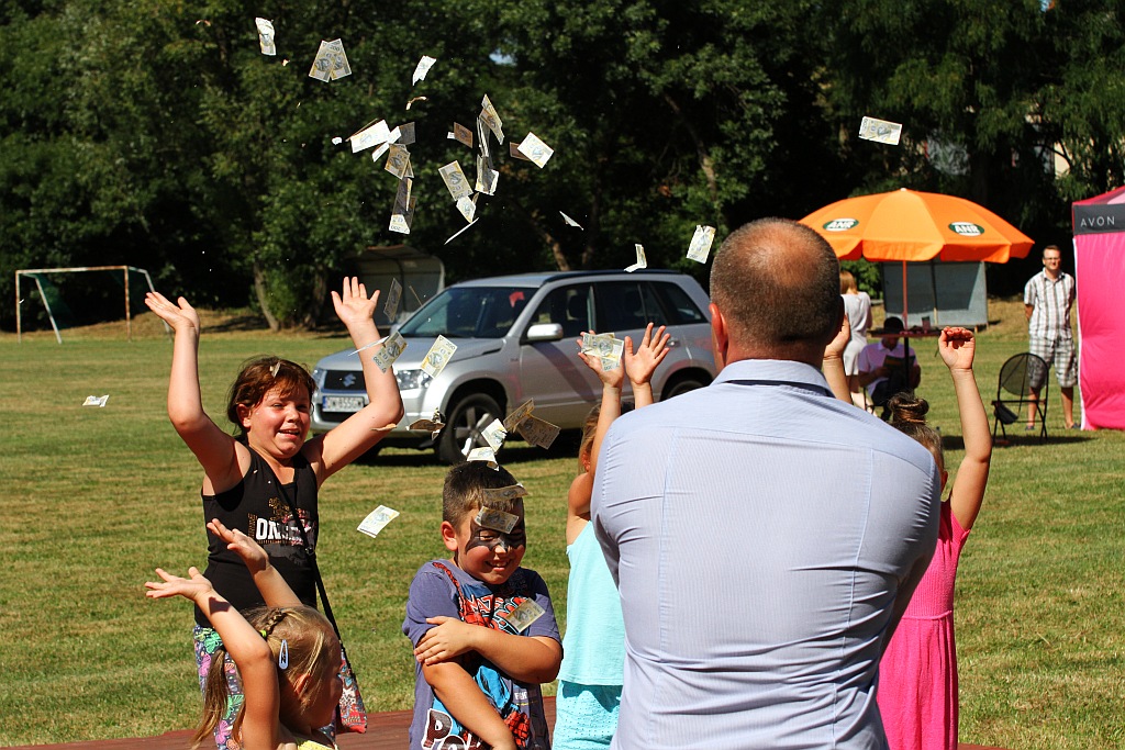 Mieszkańcy gminy Ruja bawią sie na dożynkach w Tyńcu