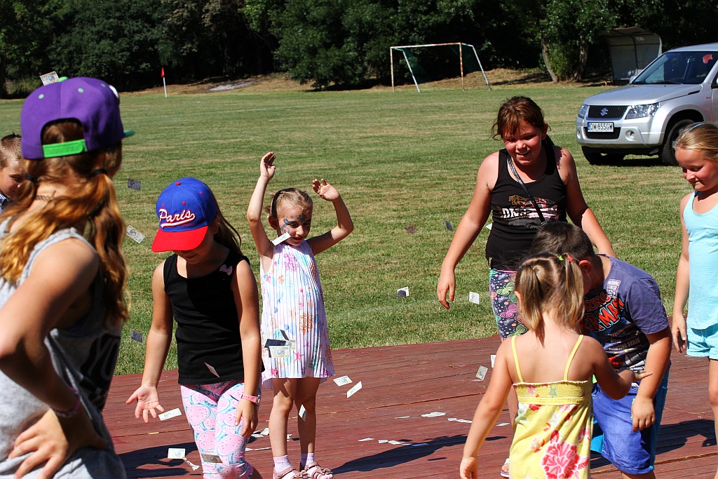 Mieszkańcy gminy Ruja bawią sie na dożynkach w Tyńcu