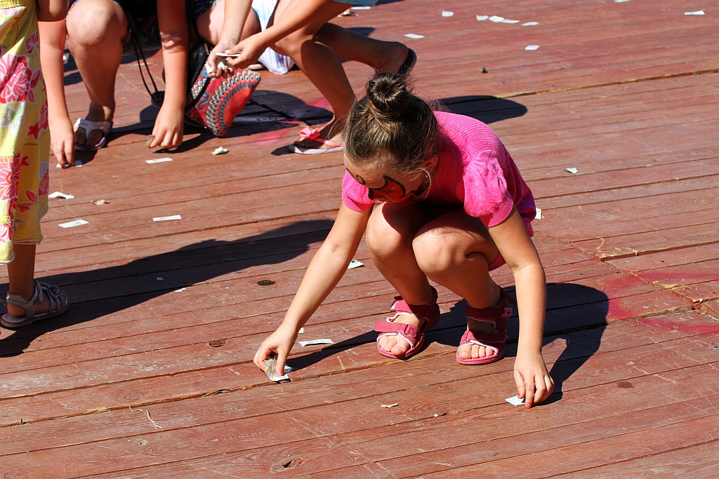 Mieszkańcy gminy Ruja bawią sie na dożynkach w Tyńcu