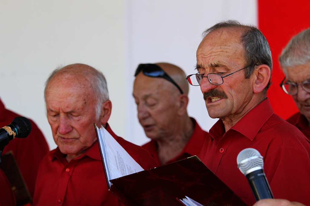 Mieszkańcy gminy Ruja bawią sie na dożynkach w Tyńcu
