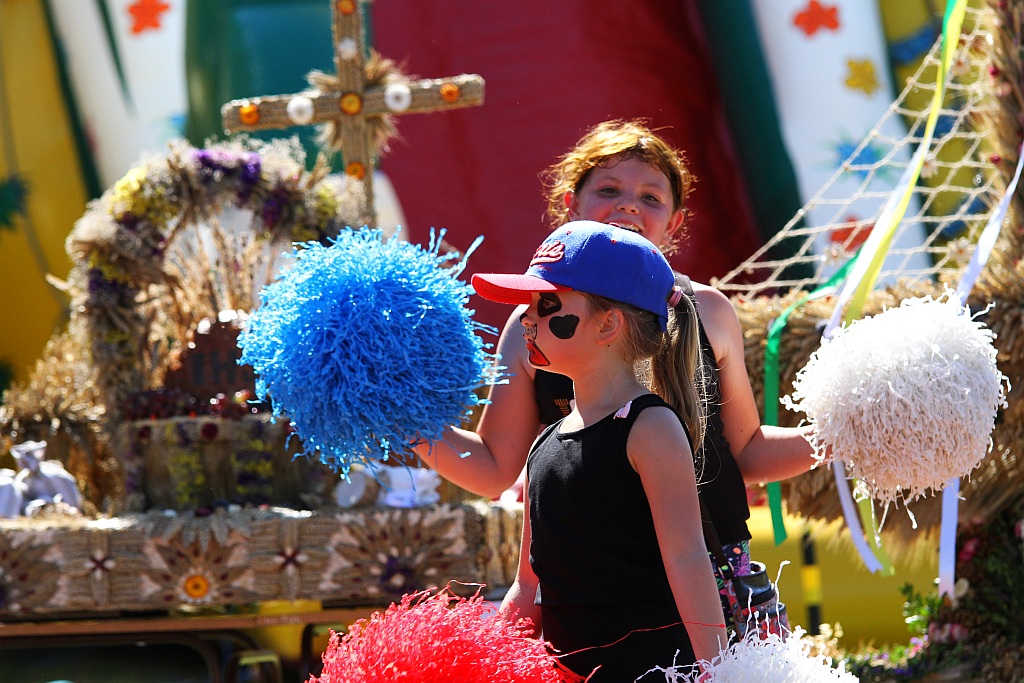 Mieszkańcy gminy Ruja bawią sie na dożynkach w Tyńcu