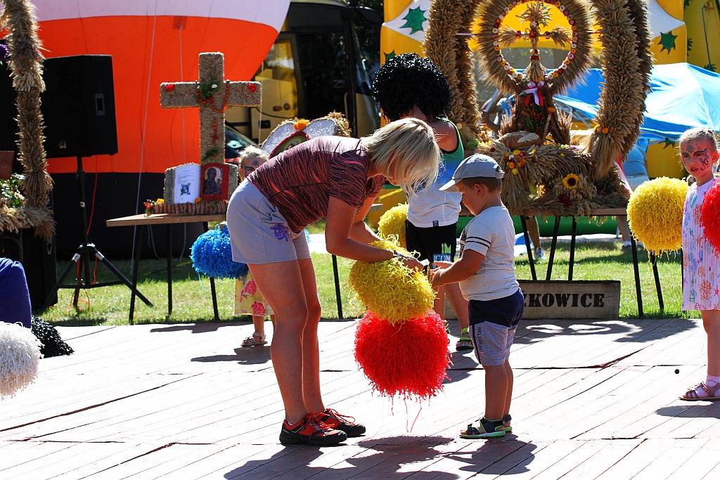 Mieszkańcy gminy Ruja bawią sie na dożynkach w Tyńcu