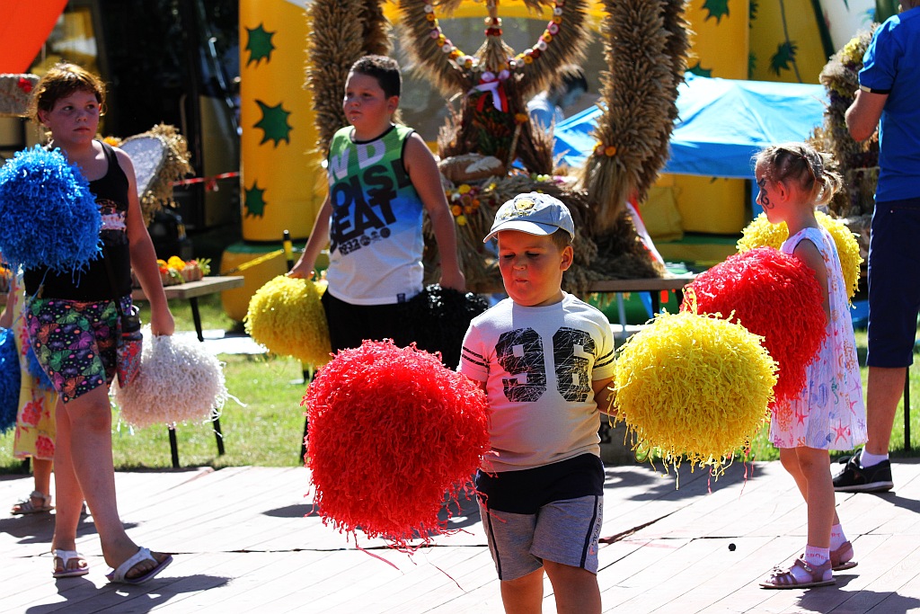 Mieszkańcy gminy Ruja bawią sie na dożynkach w Tyńcu