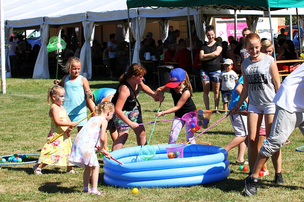 Mieszkańcy gminy Ruja bawią sie na dożynkach w Tyńcu