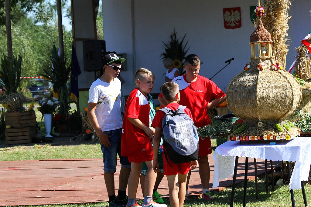 Mieszkańcy gminy Ruja bawią sie na dożynkach w Tyńcu