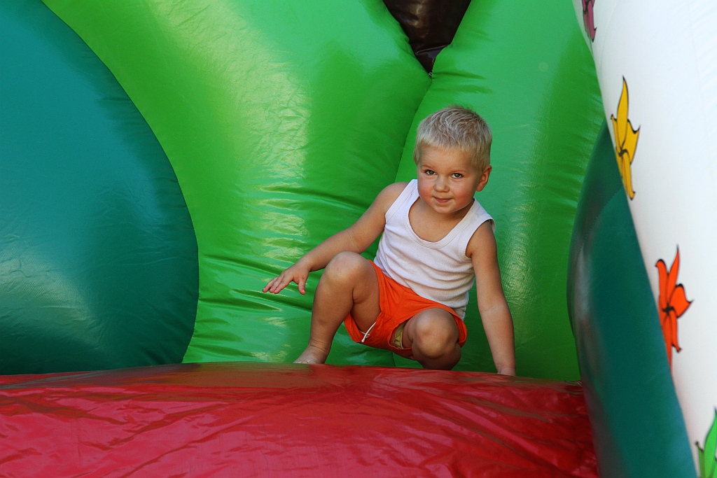 Mieszkańcy gminy Ruja bawią sie na dożynkach w Tyńcu