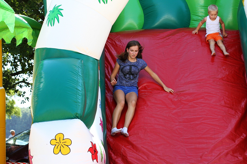 Mieszkańcy gminy Ruja bawią sie na dożynkach w Tyńcu
