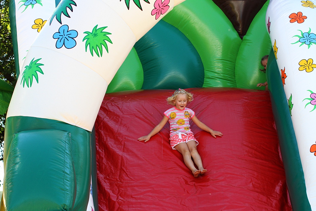 Mieszkańcy gminy Ruja bawią sie na dożynkach w Tyńcu