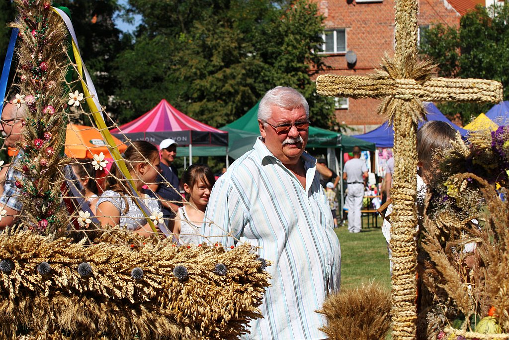 Mieszkańcy gminy Ruja bawią sie na dożynkach w Tyńcu