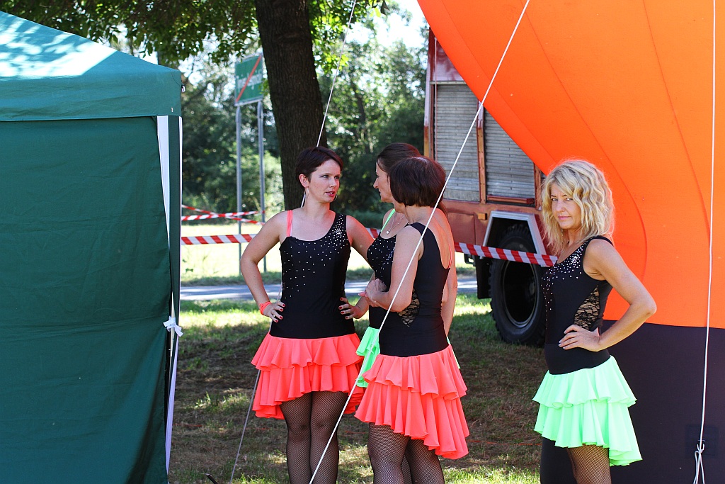 Mieszkańcy gminy Ruja bawią sie na dożynkach w Tyńcu