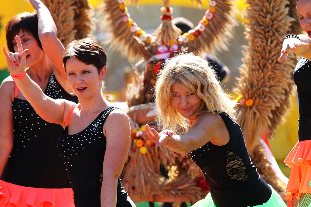 Mieszkańcy gminy Ruja bawią sie na dożynkach w Tyńcu