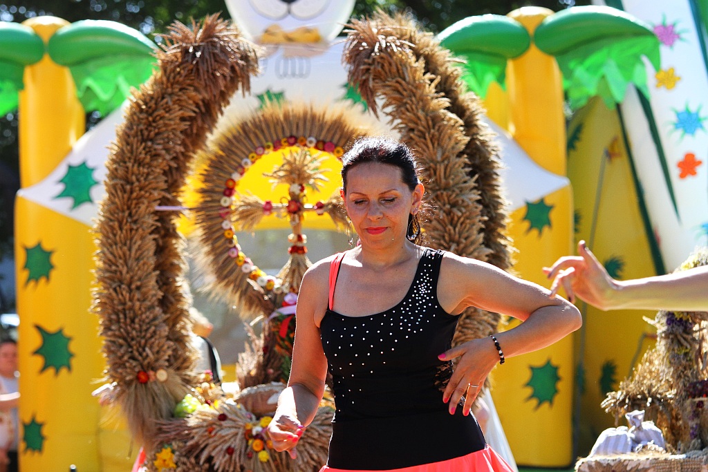 Mieszkańcy gminy Ruja bawią sie na dożynkach w Tyńcu