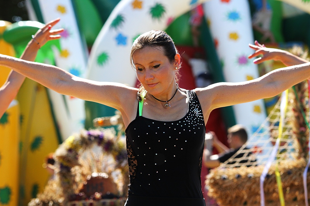Mieszkańcy gminy Ruja bawią sie na dożynkach w Tyńcu