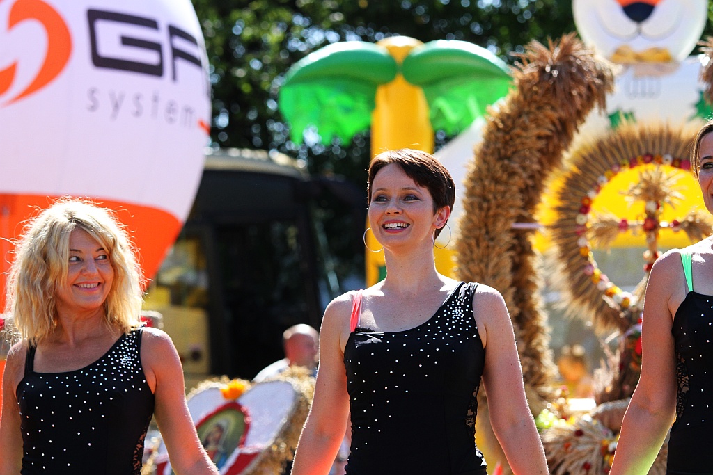 Mieszkańcy gminy Ruja bawią sie na dożynkach w Tyńcu