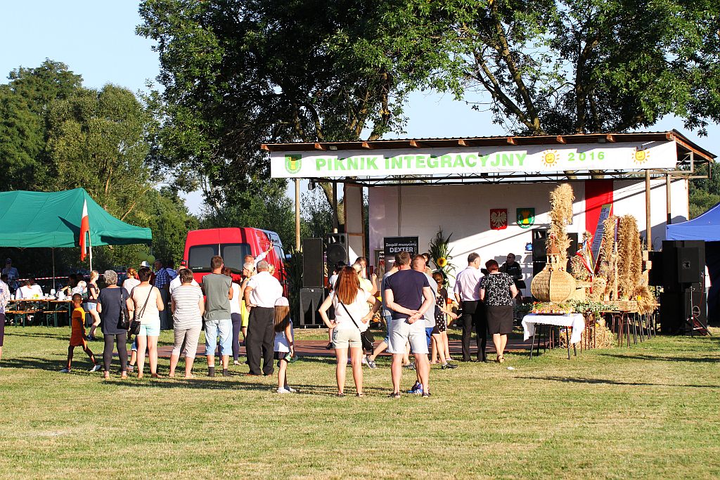 Mieszkańcy gminy Ruja bawią sie na dożynkach w Tyńcu