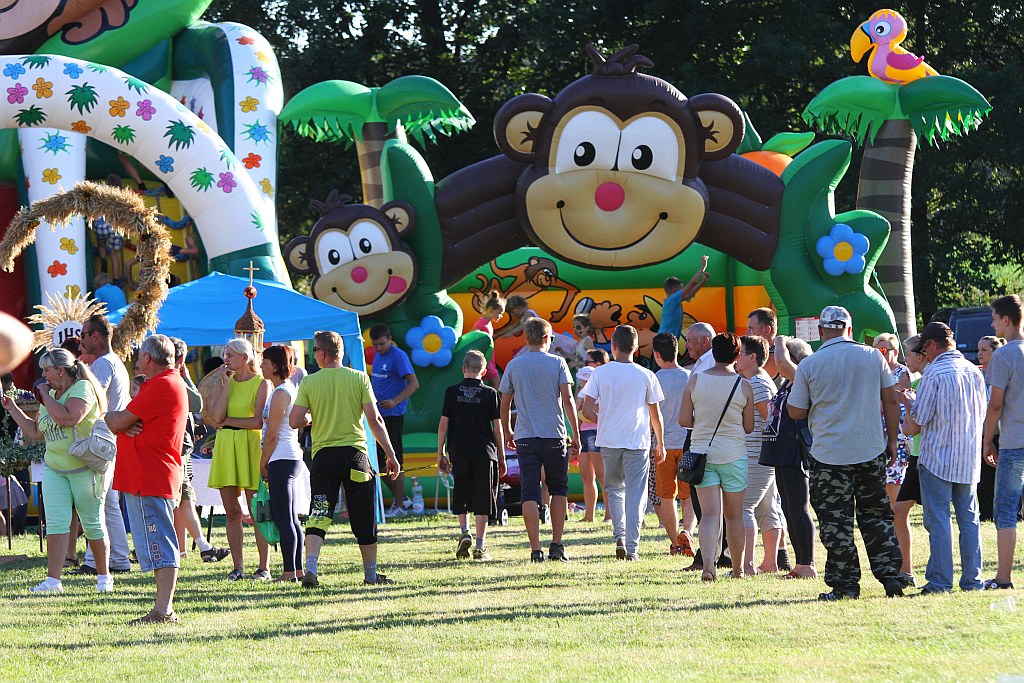 Mieszkańcy gminy Ruja bawią sie na dożynkach w Tyńcu