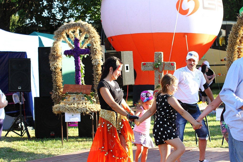 Mieszkańcy gminy Ruja bawią sie na dożynkach w Tyńcu